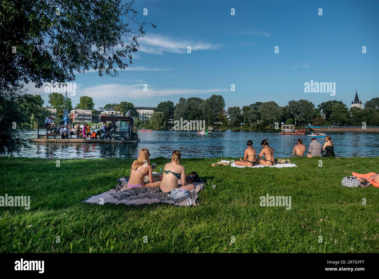 Sommer in Berlin, Liegewiese im Treptower Park am Spreeufer, Partyboot, Treptow-Köpenik , Berlin Stock Photo