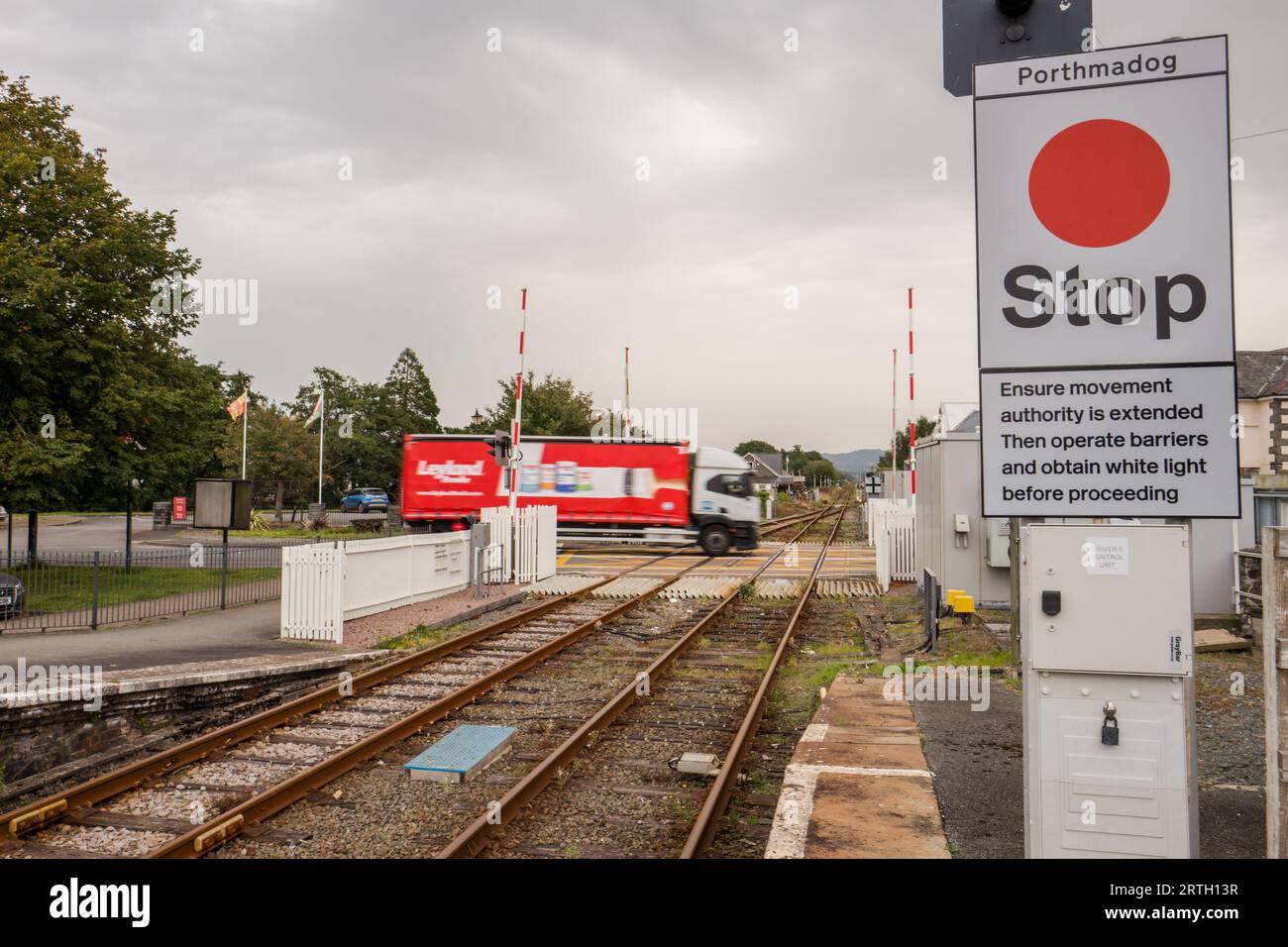 The level crossing on the High street at Porthmadoc railway station, Stock Photo