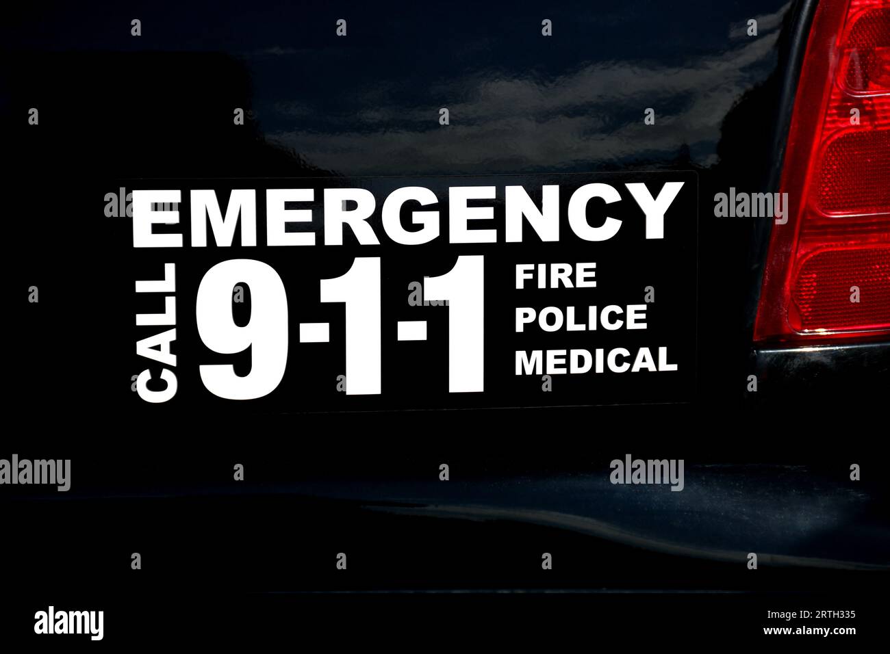 Emergency phone instructions on a US black and white police vehicle