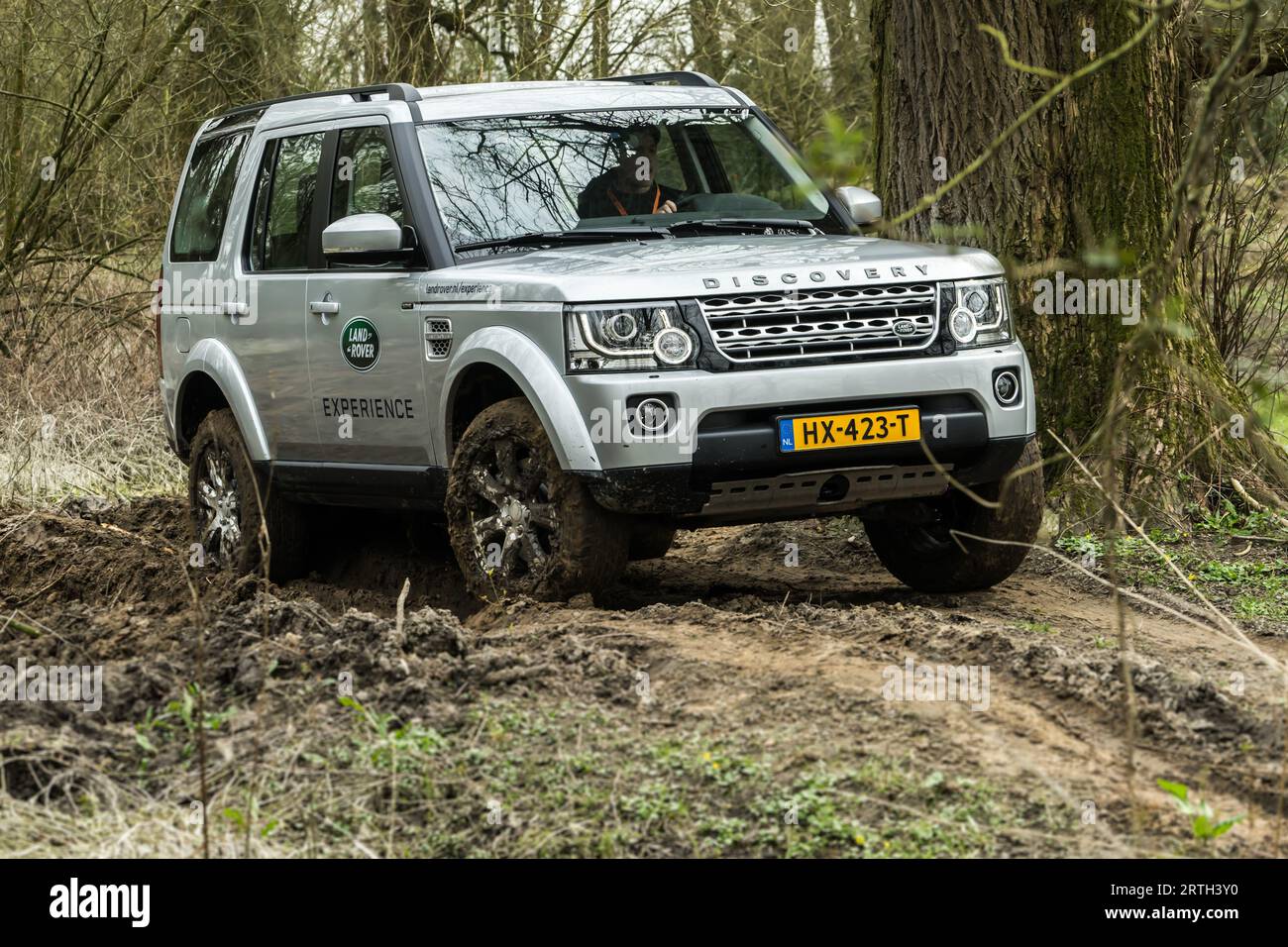 Photo series from an afternoon offroading with several Land Rover cars ...