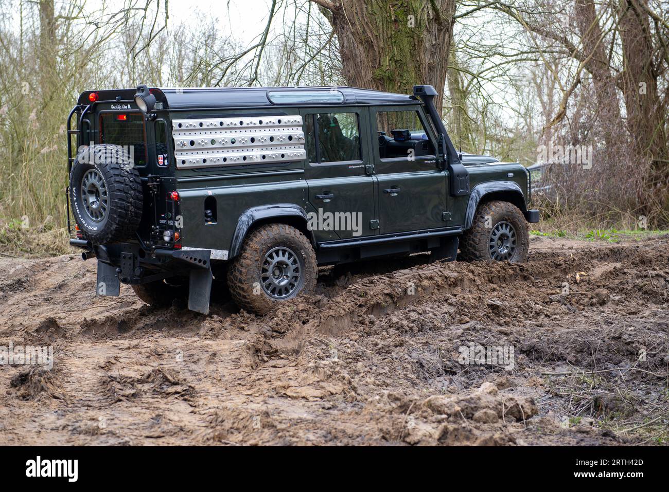 Photo series from an afternoon offroading with several Land Rover cars ...