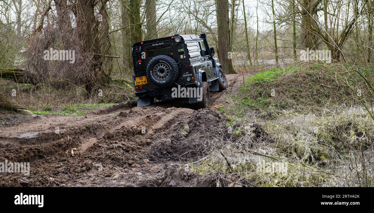 Photo series from an afternoon offroading with several Land Rover cars ...