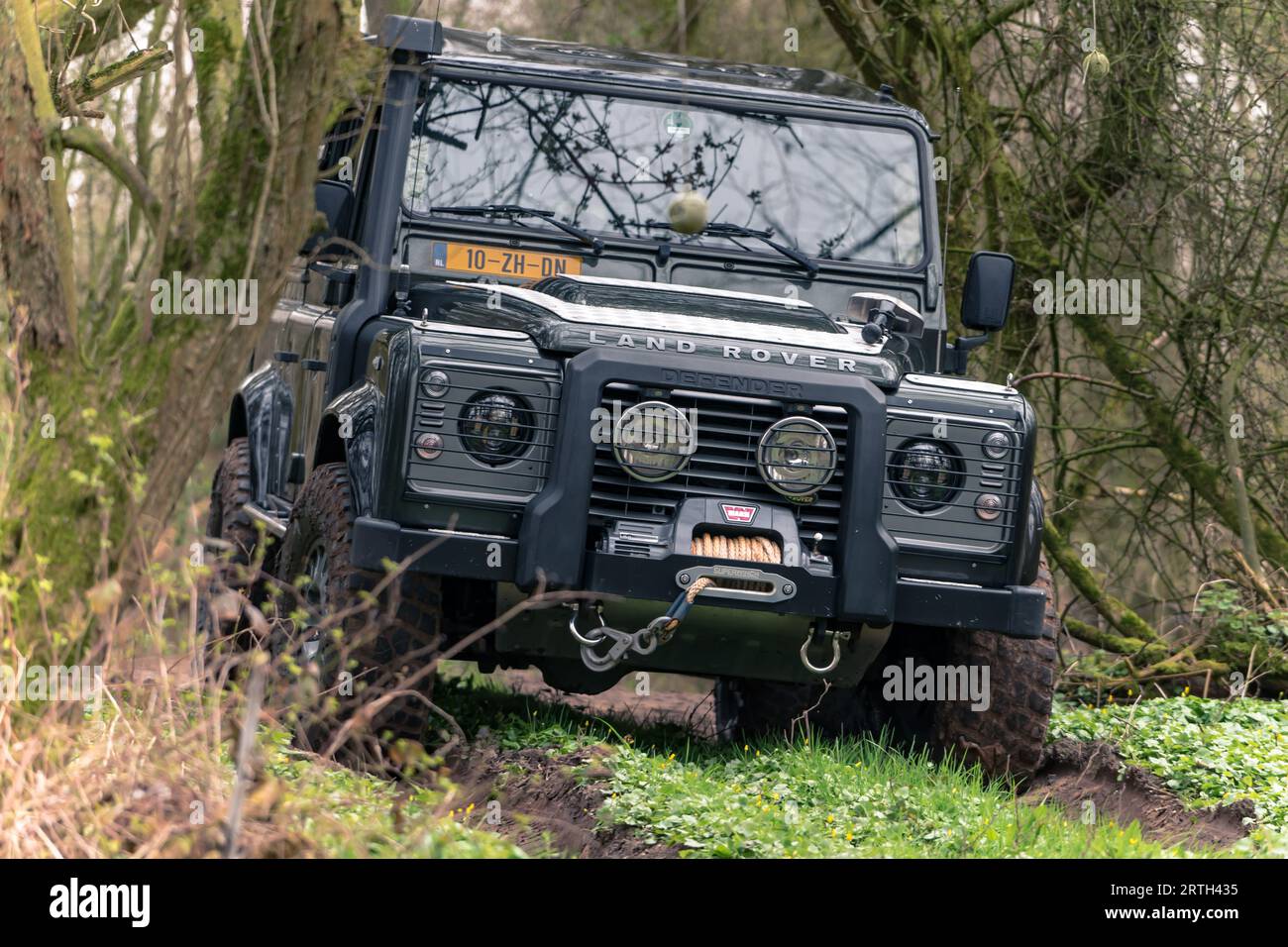 Photo series from an afternoon offroading with several Land Rover cars ...