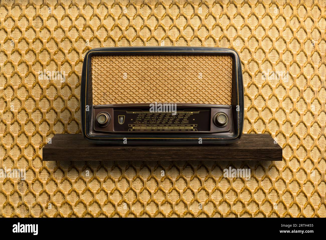 Radio vintage in wood fotografías e imágenes de alta resolución - Alamy