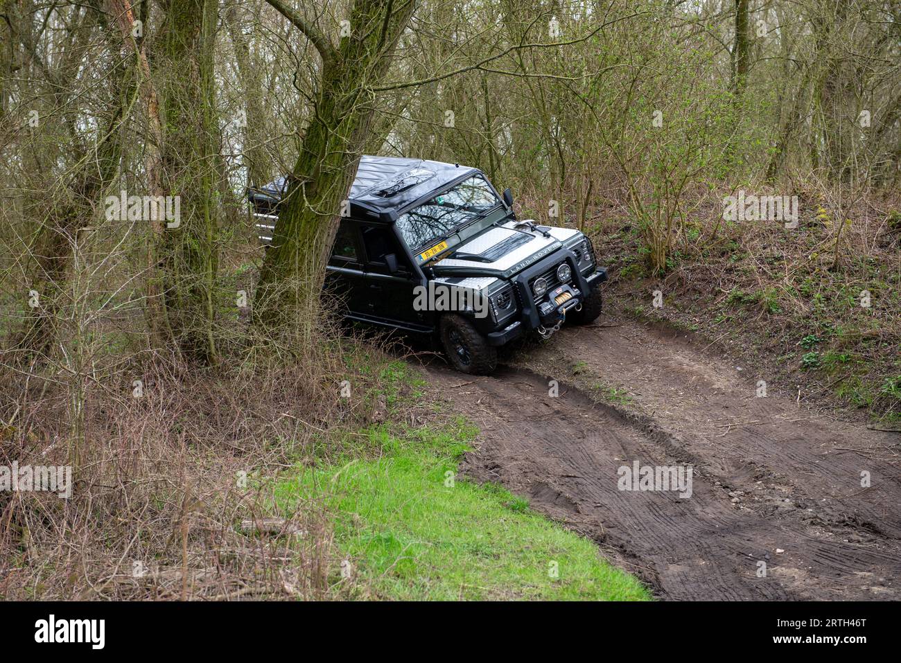 Photo series from an afternoon offroading with several Land Rover cars ...