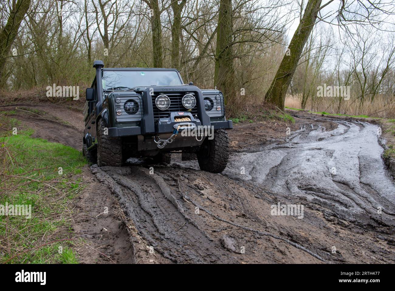 Photo series from an afternoon offroading with several Land Rover cars ...