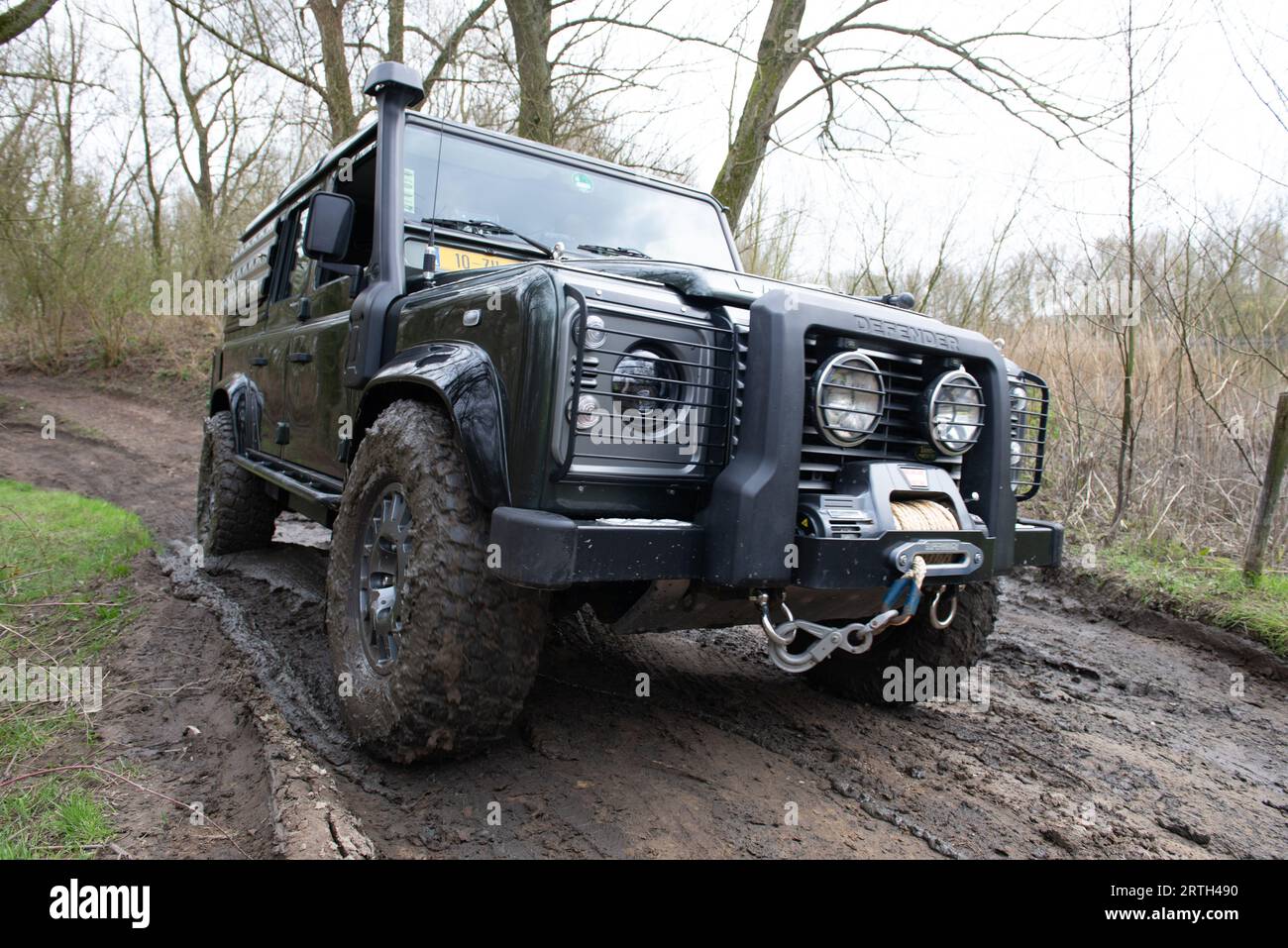 Photo series from an afternoon offroading with several Land Rover cars ...
