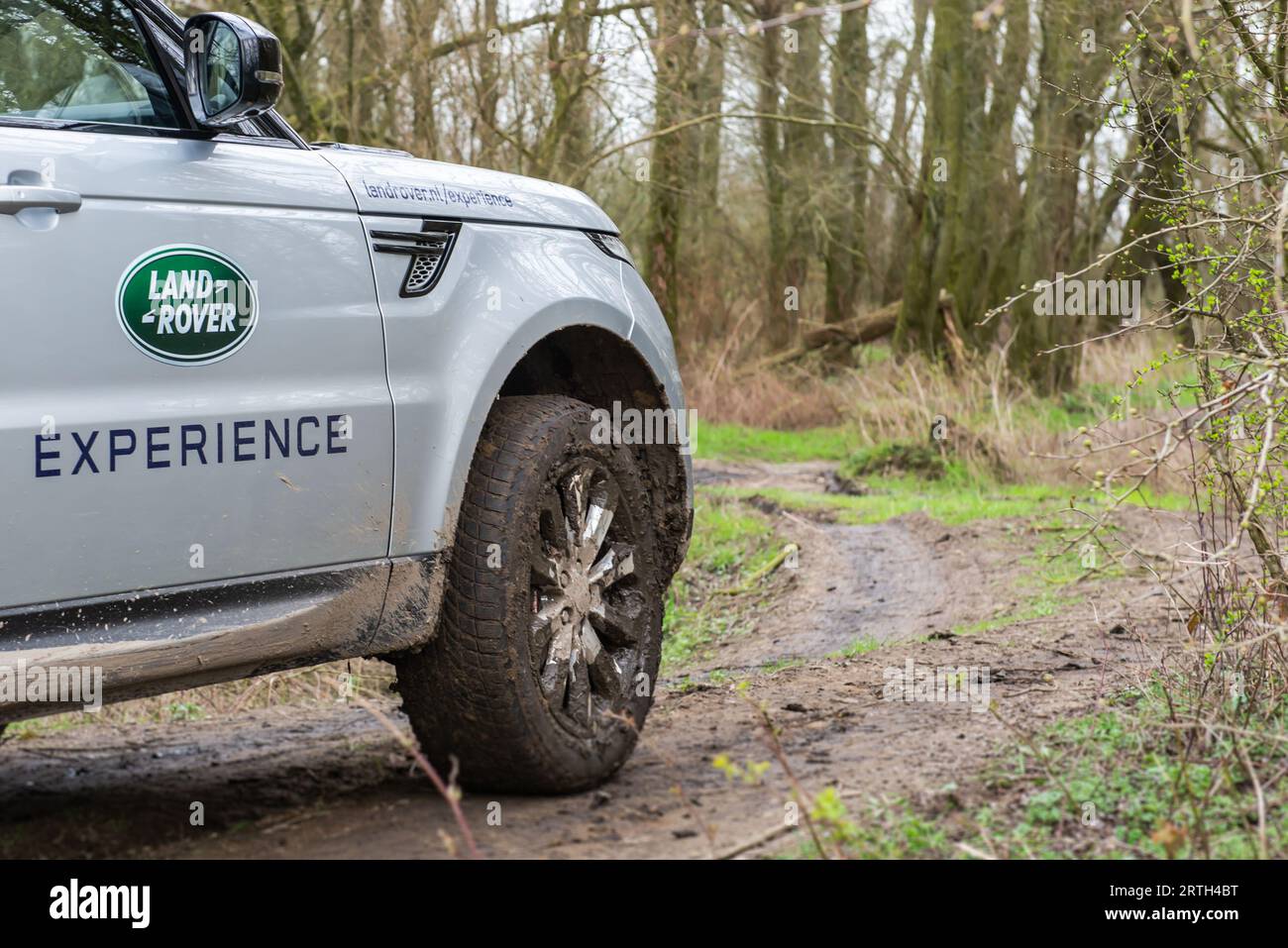 Photo series from an afternoon offroading with several Land Rover cars ...