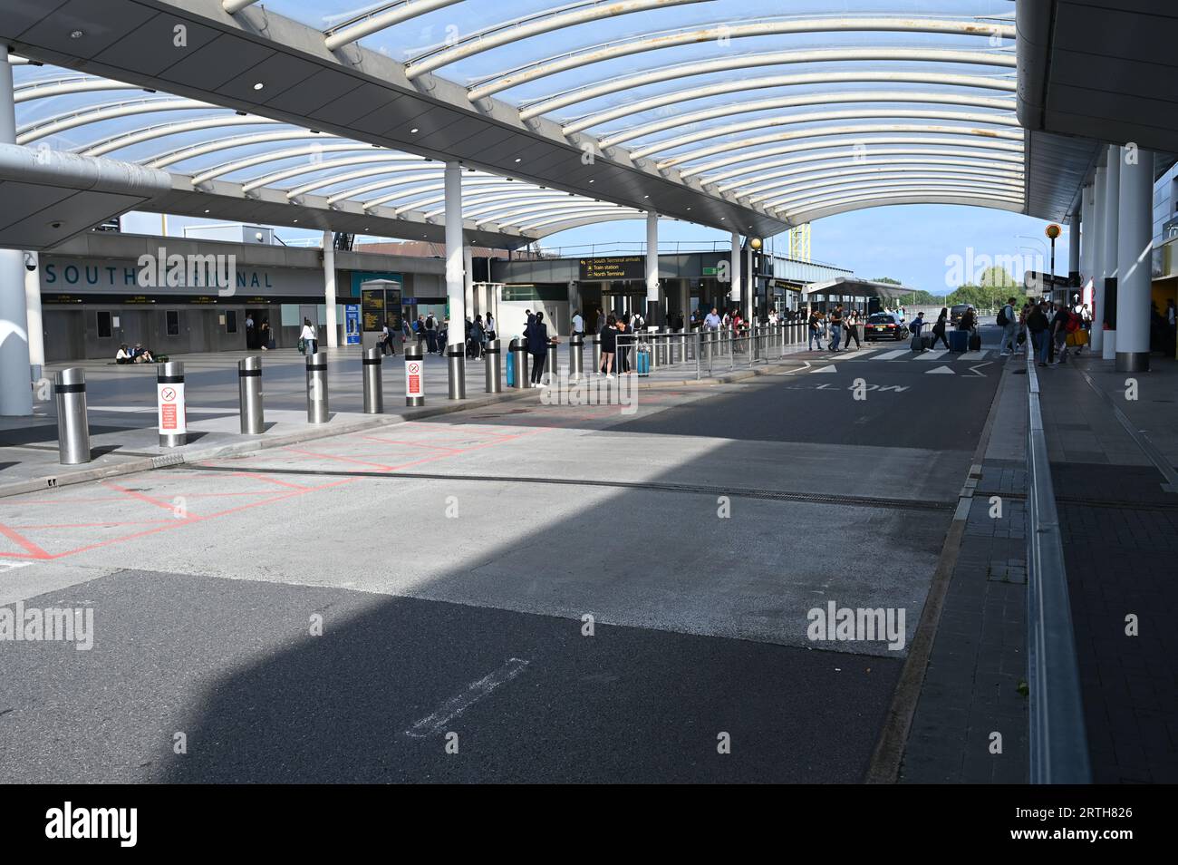 Entrance to the South Terminal at London Gatwick Stock Photo Alamy