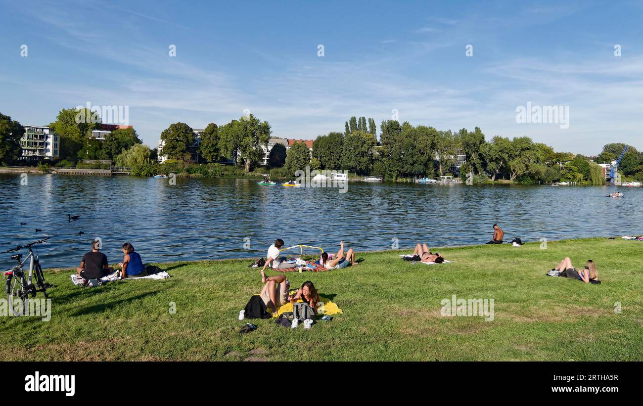 Spätsommer in Berlin, Liegewiese im Treptower Park am Spreeufer, Hausboote, Treptow , Berlin Stock Photo