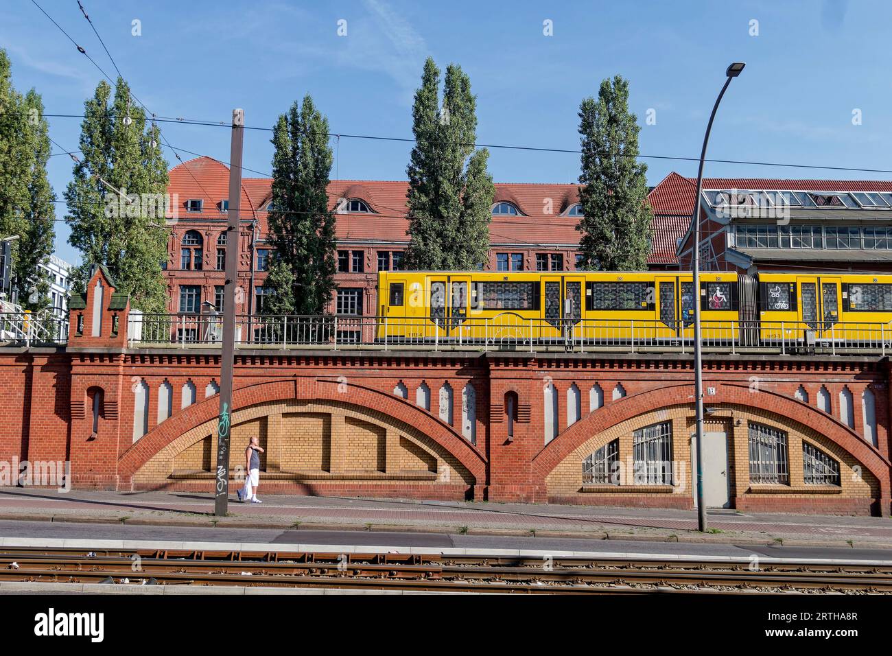 U-Bahn Warschauer Strasse.In einem ehemaligen Hostel am Warschauer Platz in Berlin-Friedrichshain soll ein Flüchtlingsheim bis zu 650 Geflüchtete aufn Stock Photo