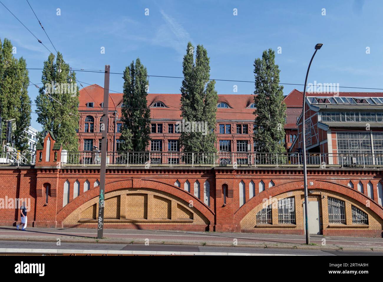 U-Bahn Warschauer Strasse.In einem ehemaligen Hostel am Warschauer Platz in Berlin-Friedrichshain soll ein Flüchtlingsheim bis zu 650 Geflüchtete aufn Stock Photo