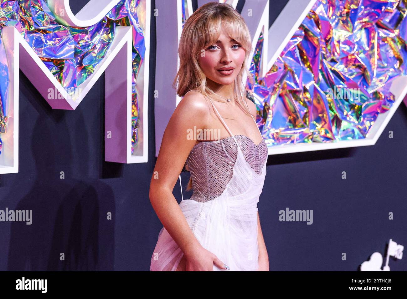 NEWARK, NEW JERSEY, USA - SEPTEMBER 12: Sabrina Carpenter wearing a Cavanagh Baker dress with Jimmy Choo heels arrives at the 2023 MTV Video Music Awards held at the Prudential Center on September 12, 2023 in Newark, New Jersey, United States. (Photo by Xavier Collin/Image Press Agency) Stock Photo