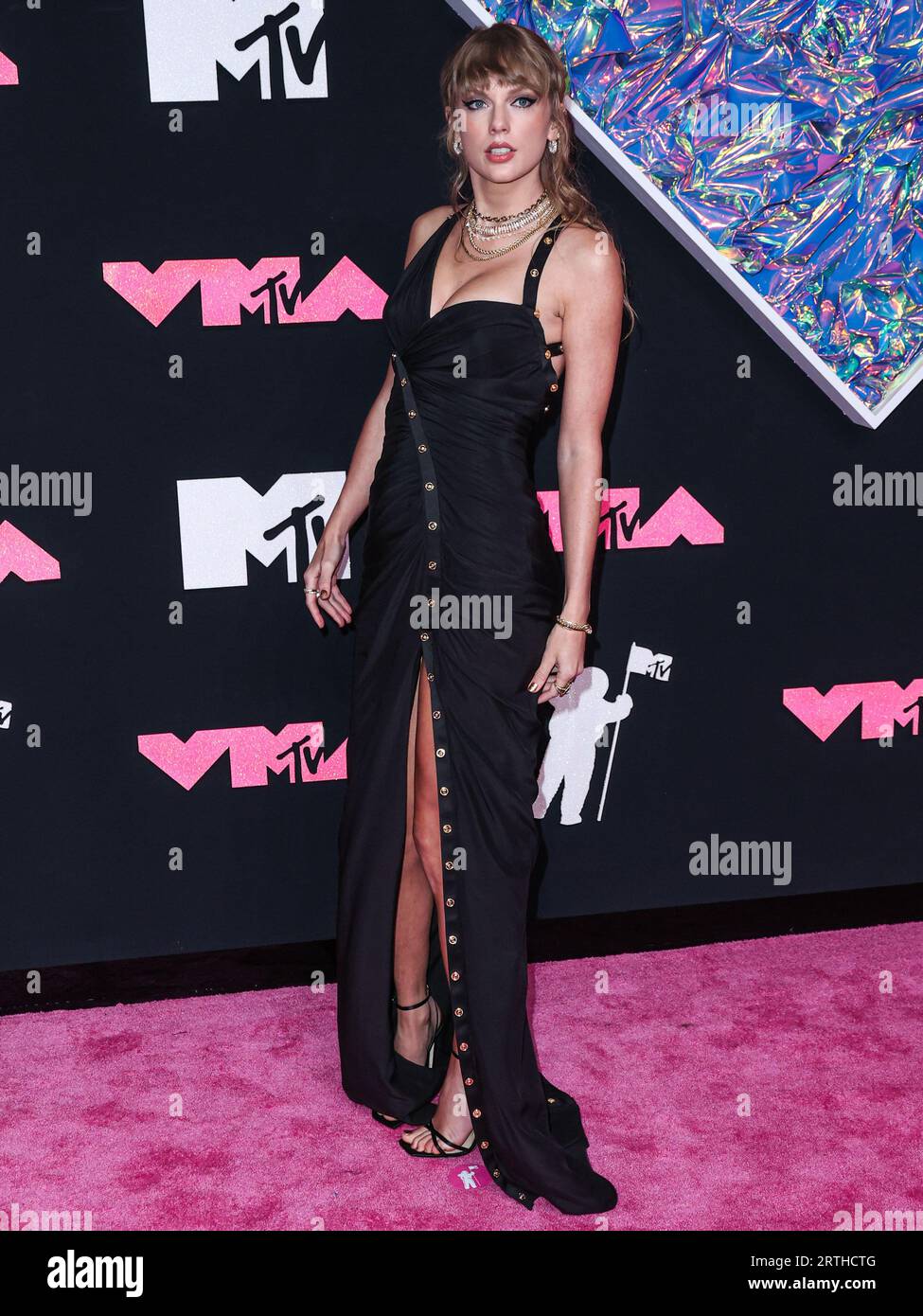 NEWARK, NEW JERSEY, USA - SEPTEMBER 12: American singer-songwriter Taylor Swift wearing a Versace dress arrives at the 2023 MTV Video Music Awards held at the Prudential Center on September 12, 2023 in Newark, New Jersey, United States. (Photo by Xavier Collin/Image Press Agency) Stock Photo