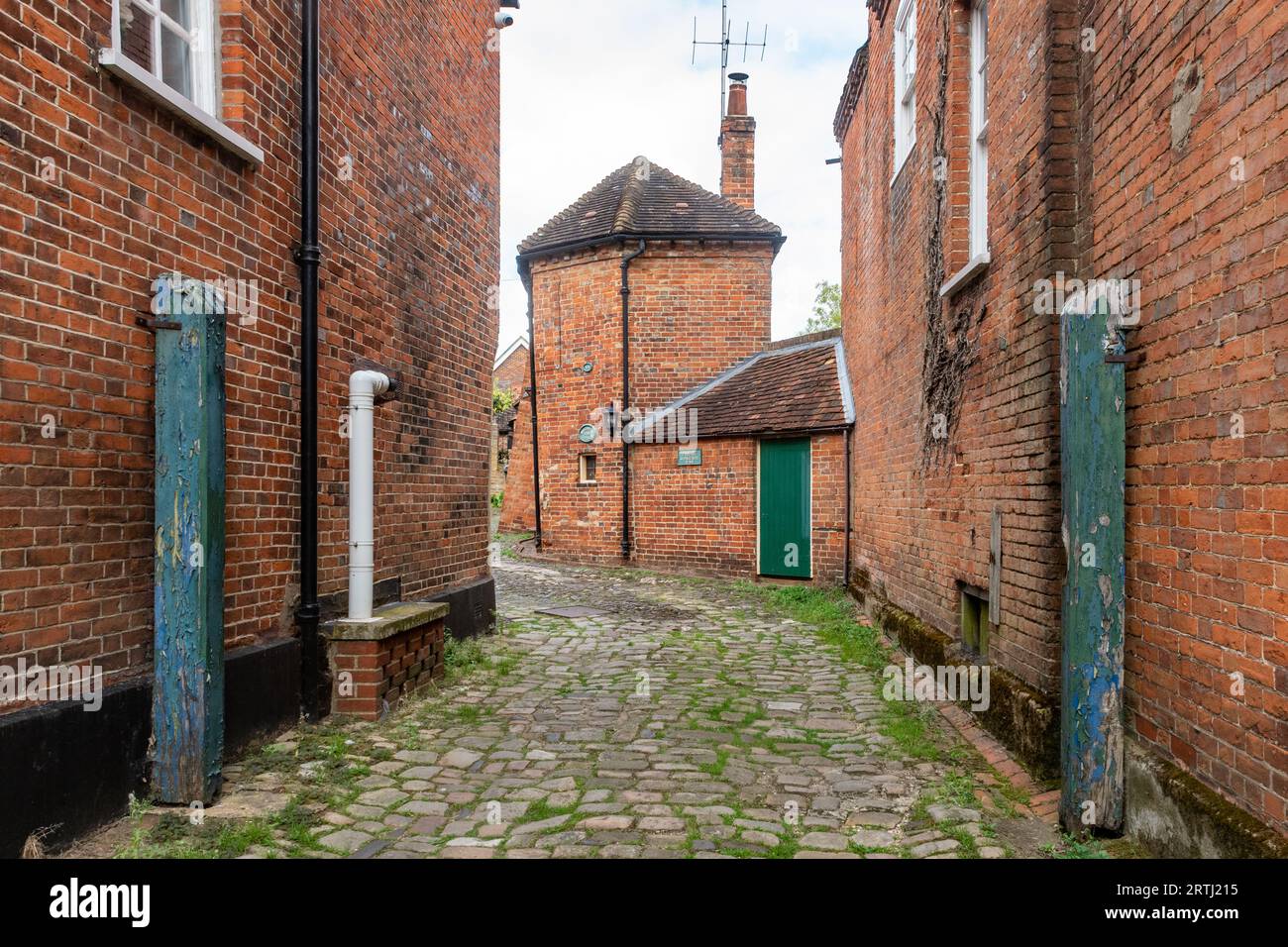 Malthouse Yard off West Street in Farnham town, Surrey, England, UK, with cobbles and historic buildings Stock Photo