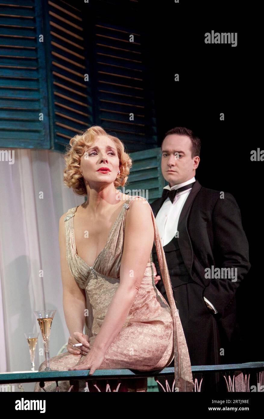 Kim Cattrall (Amanda Prynne), Matthew Macfadyen (Elyot Chase) in PRIVATE LIVES by Noel Coward at the Vaudeville Theatre, London WC2  03/03/2010 design: Rob Howell  lighting: David Howe  director: Richard Eyre Stock Photo