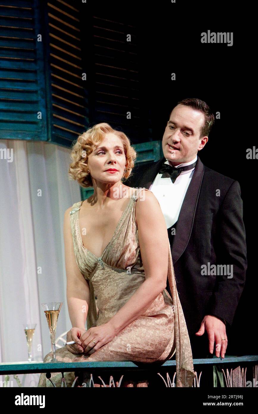 Kim Cattrall (Amanda Prynne), Matthew Macfadyen (Elyot Chase) in PRIVATE LIVES by Noel Coward at the Vaudeville Theatre, London WC2  03/03/2010 design: Rob Howell  lighting: David Howe  director: Richard Eyre Stock Photo