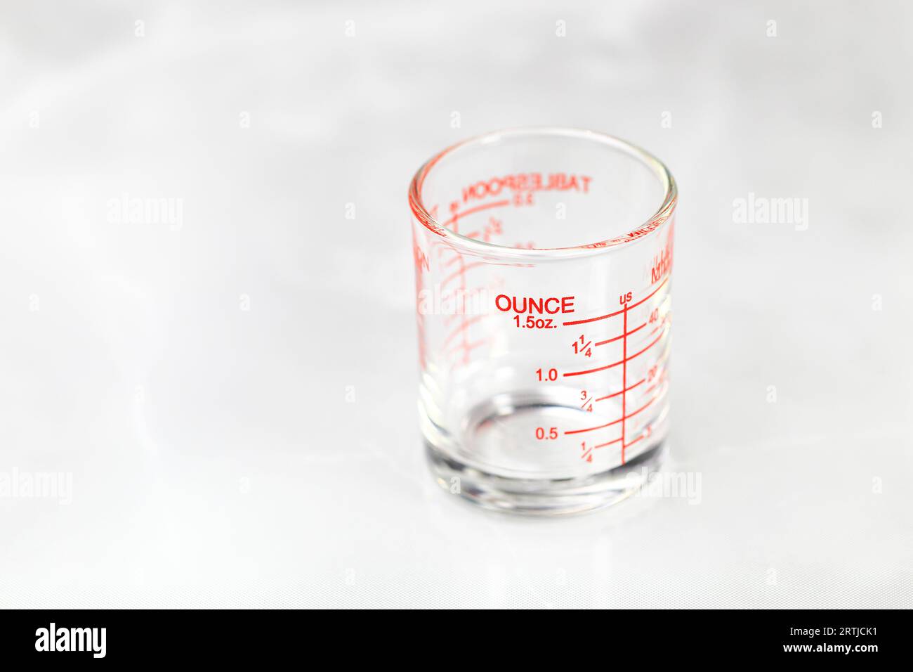 https://c8.alamy.com/comp/2RTJCK1/glass-measuring-cup-or-dosage-cup-with-ounce-measurements-displayed-2RTJCK1.jpg