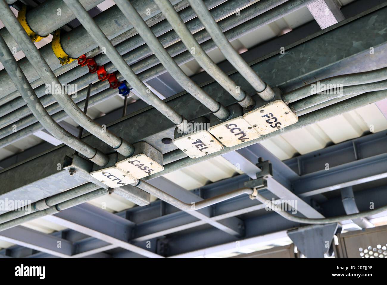 Steel Tube Fitting, Electricity and signal wire tubes attached on wall and ceiling, loft design