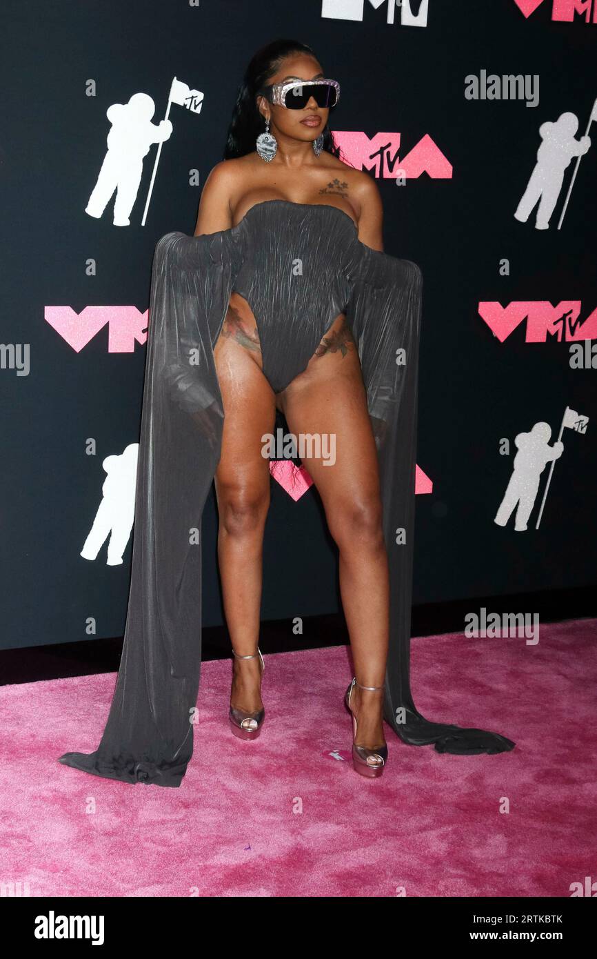 Yung Miami arrives on the pink carpet of the 2023 MTV Video Music
