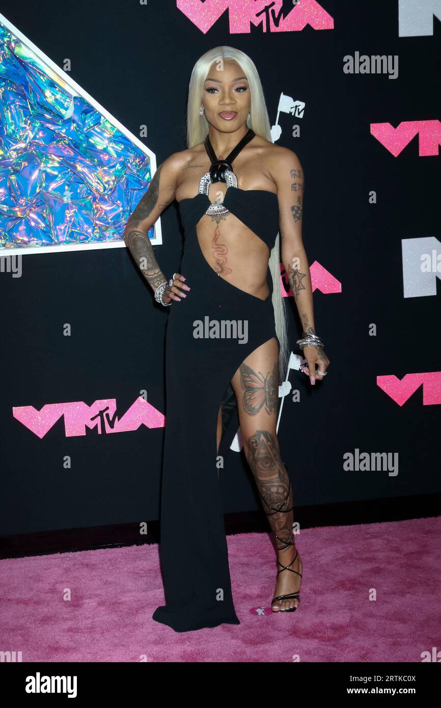 GloRilla arrives on the pink carpet of the 2023 MTV Video Music Awards