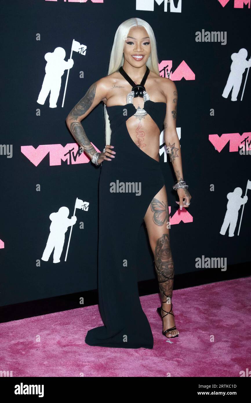 GloRilla arrives on the pink carpet of the 2023 MTV Video Music Awards