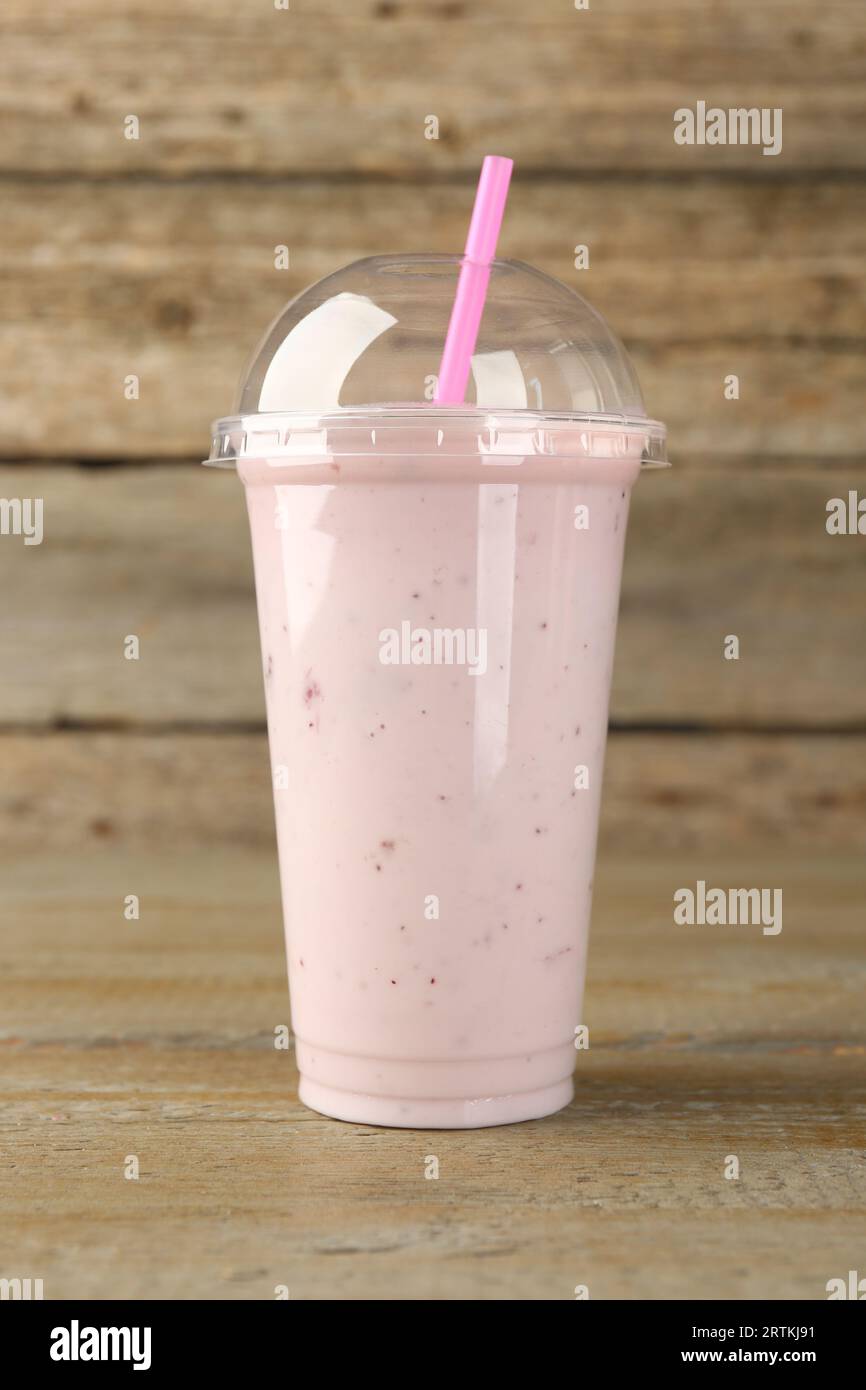 Plastic smoothie cup hi-res stock photography and images - Alamy