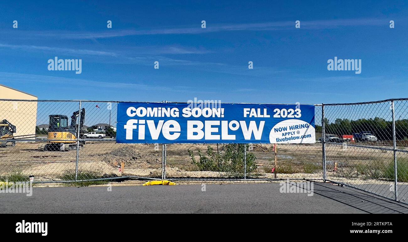 EMPORIA, KANSAS - SEPTEMBER 13, 2023 Sign posted saying that a new “Five Below” store is coming soon to the Pavillons shopping center. Five Below is an American chain of specialty discount stores that sells products that are less than $5, plus a small assortment of products from $6 to $25. Stock Photo