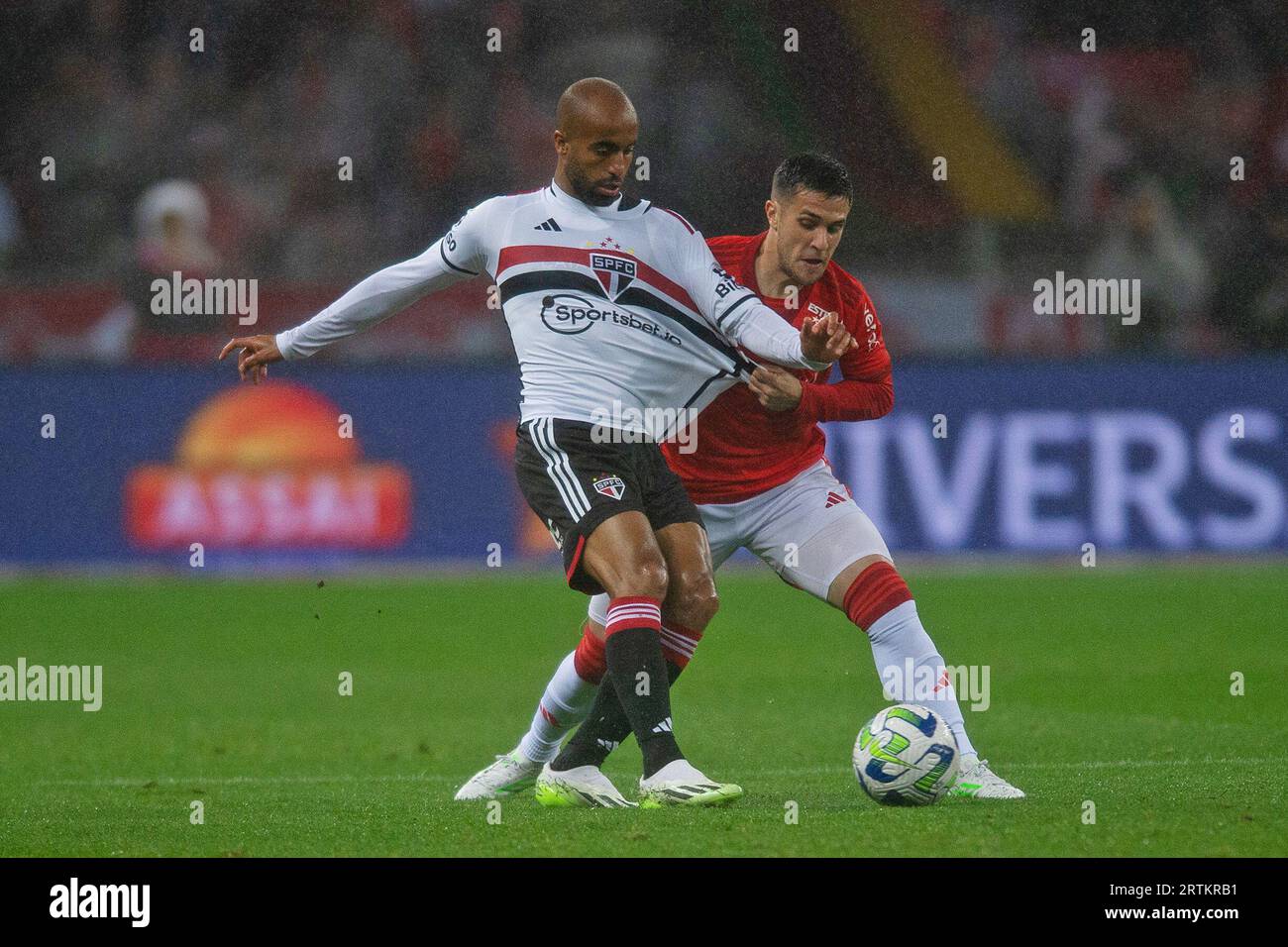 Lucas Moura of Sao Paulo heads the ball during Campeonato Brasileiro  News Photo - Getty Images