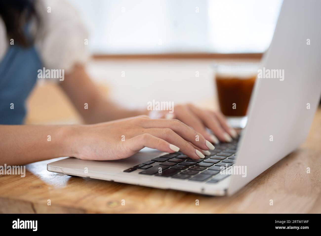 Shop typing hi-res stock photography and images - Alamy