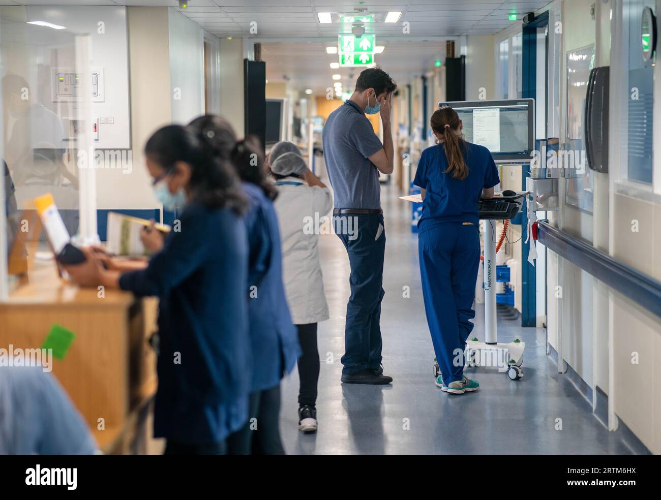 File photo dated 18/01/23 of a general view of staff on a NHS hospital ward. The NHS still relies heavily on paper notes, with experts warning they are not as safe or efficient as electronic records. It comes after a survey by the British Medical Journal (BMJ) found the majority of NHS trusts are still using paper, despite 88% of all trusts in England being equipped with electronic patient record (EPR) systems. Of 182 trusts, 4% said they only use paper notes, while 25% are fully electronic. Some 71% use both paper and an EPR system. Issue date: Thursday September 14, 2023. Stock Photo