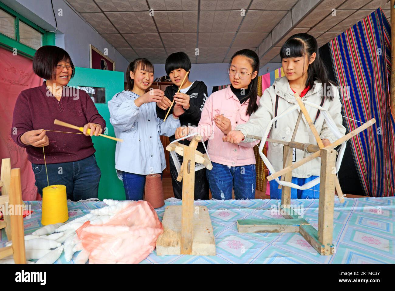 Luannan County, March 30, 2018: Indigenous weaving technology inheriting people, guiding students to use spinning workers, Luannan County, Hebei Provi Stock Photo