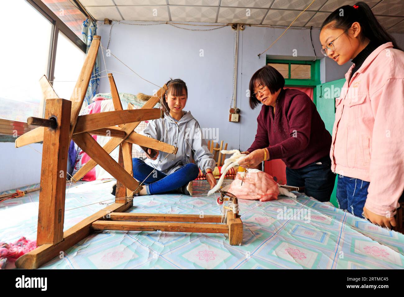 Luannan County, March 30, 2018: Indigenous weaving technology inheriting people, guiding students to use spinning workers, Luannan County, Hebei Provi Stock Photo