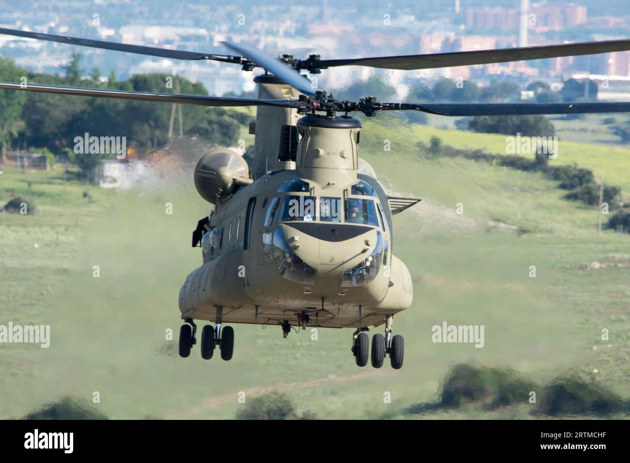 Vista frontal de helicóptero de transporte militar de dos rotores Stock Photo