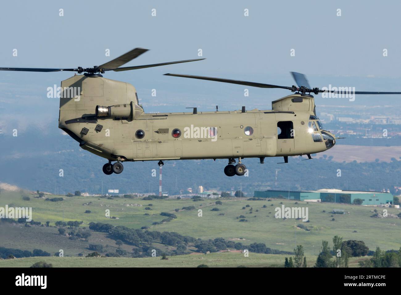 Helicóptero de transporte militar volando Stock Photo