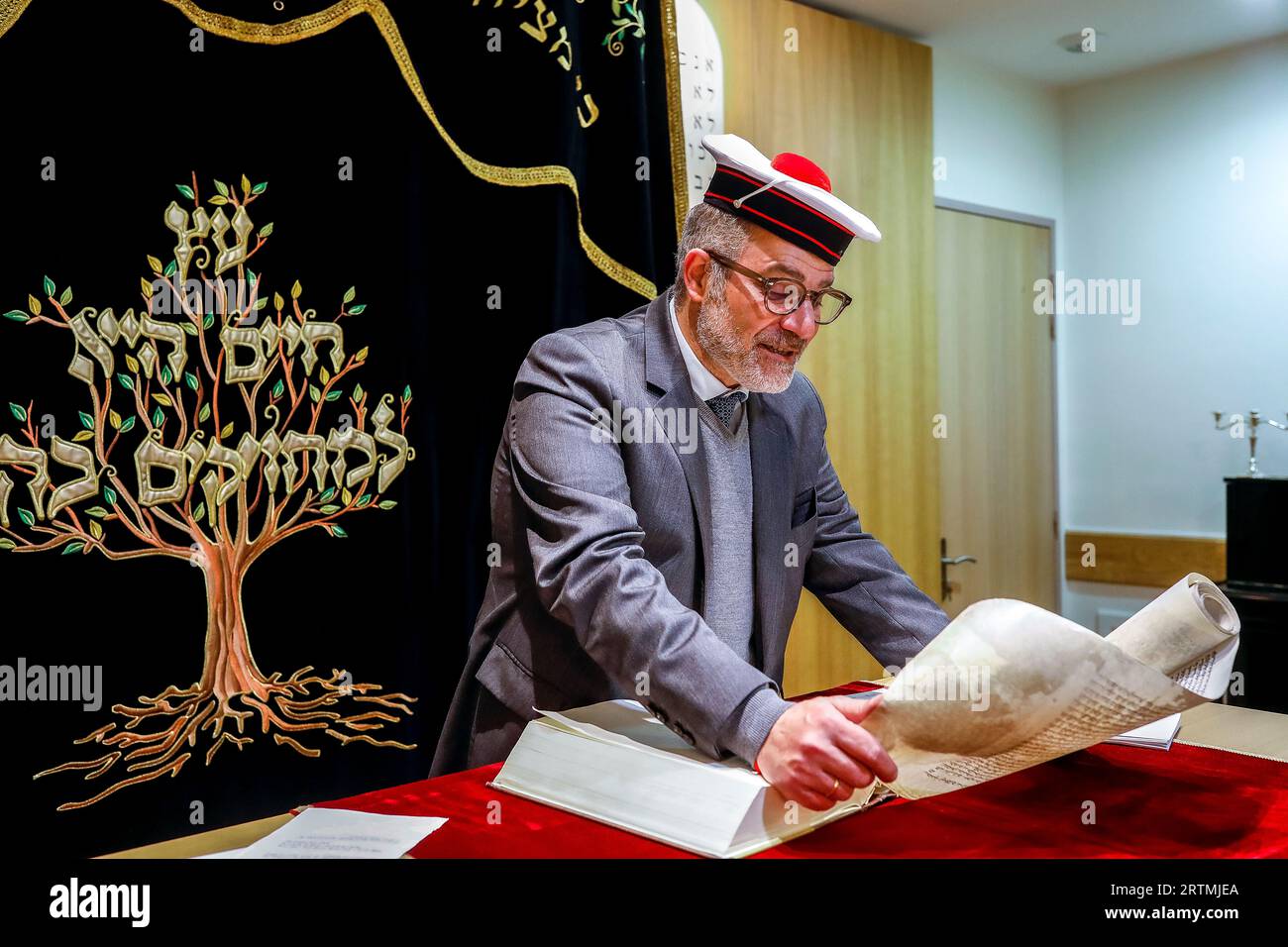 Purim celebration in Beth Yaacov synagogue, Paris, France. Rabbi Gabriel Farhi reading EstherÕs scroll Stock Photo