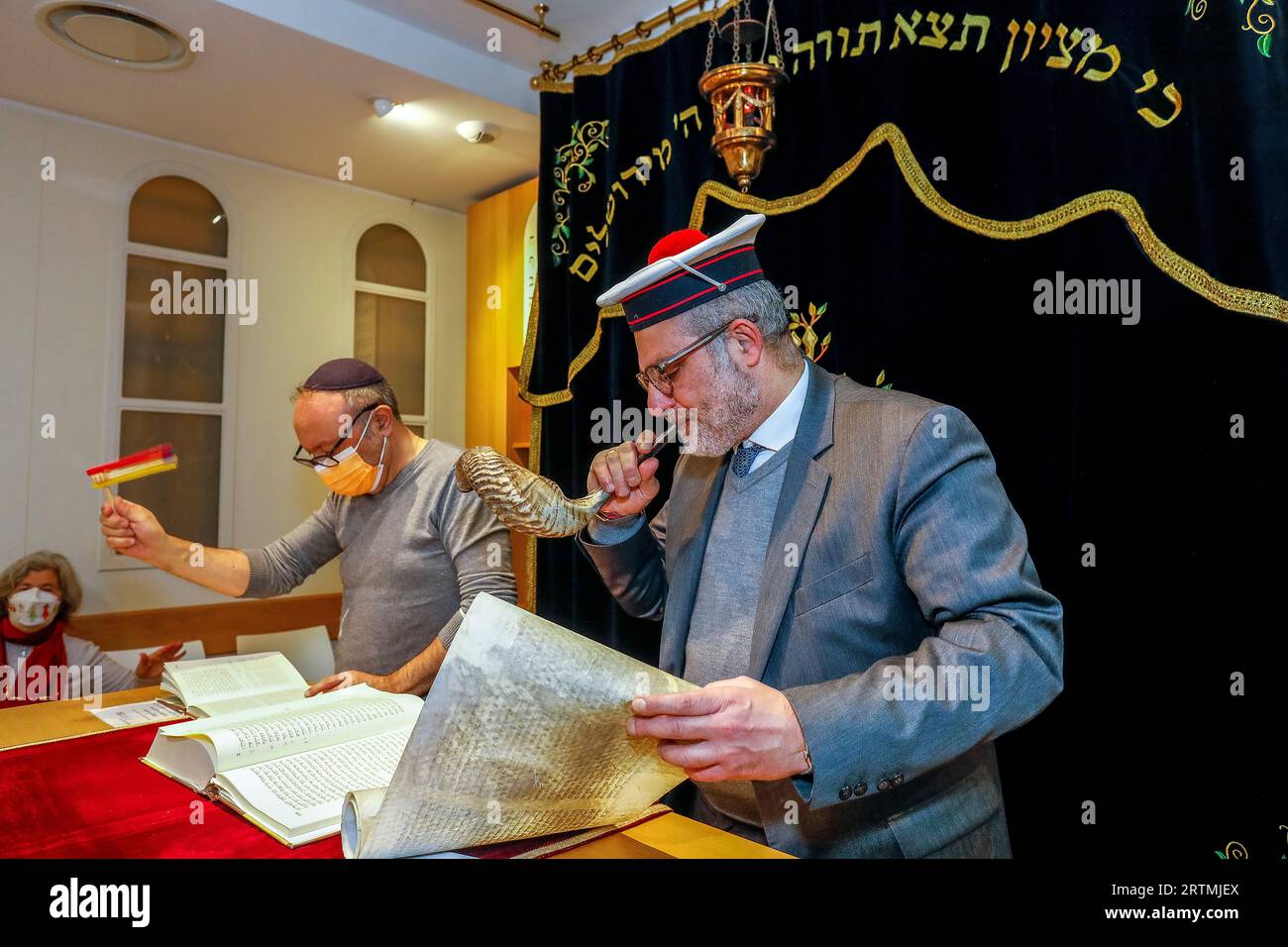 Purim celebration in Beth Yaacov synagogue, Paris, France. Rabbi Gabriel Farhi blowing the shofar Stock Photo