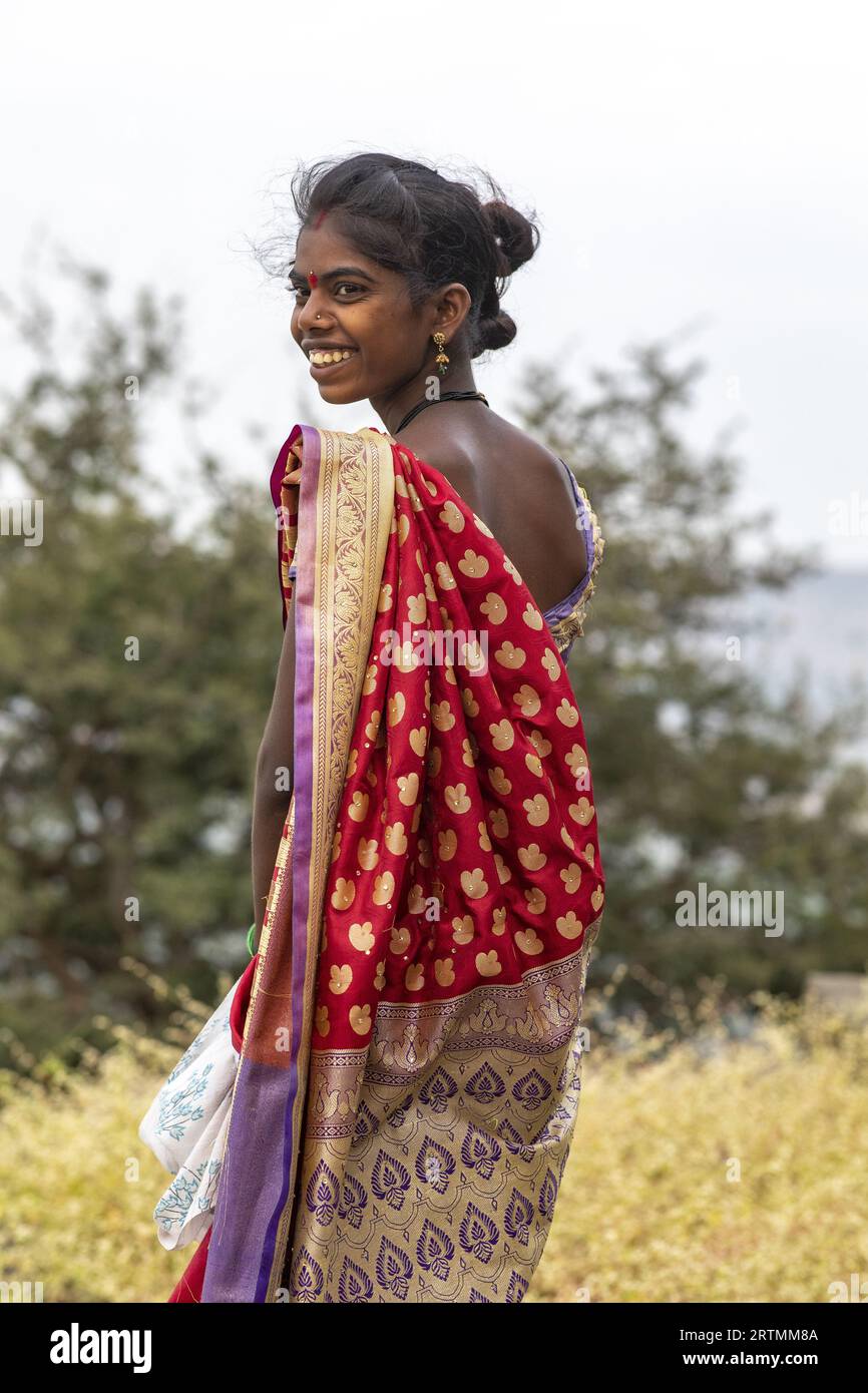 https://c8.alamy.com/comp/2RTMM8A/back-view-of-a-smiling-woman-wearing-a-sari-in-daulatabad-fort-maharashtra-india-2RTMM8A.jpg