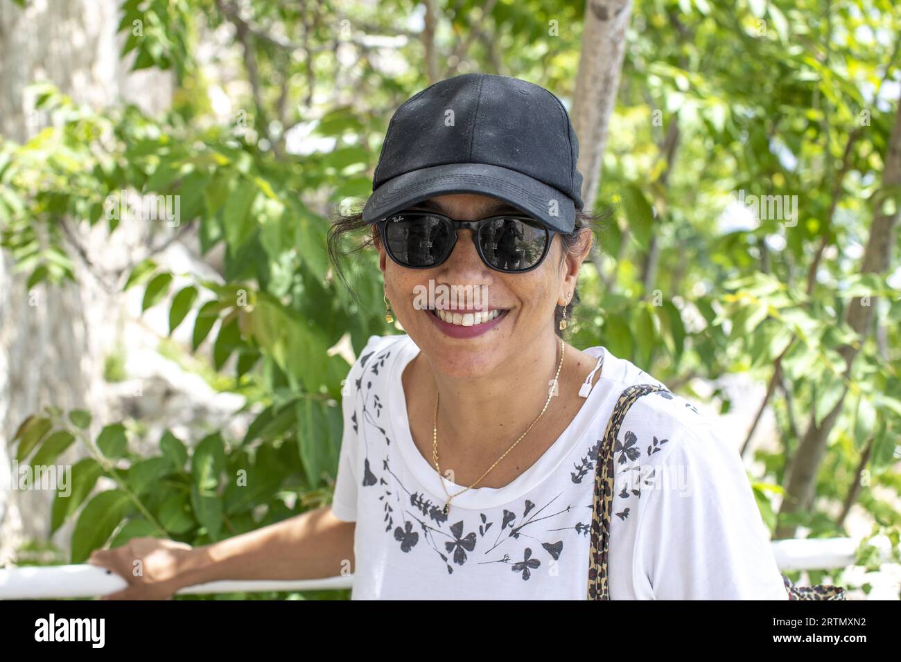 Woman wearing cap sunglasses hi-res stock photography and images - Alamy