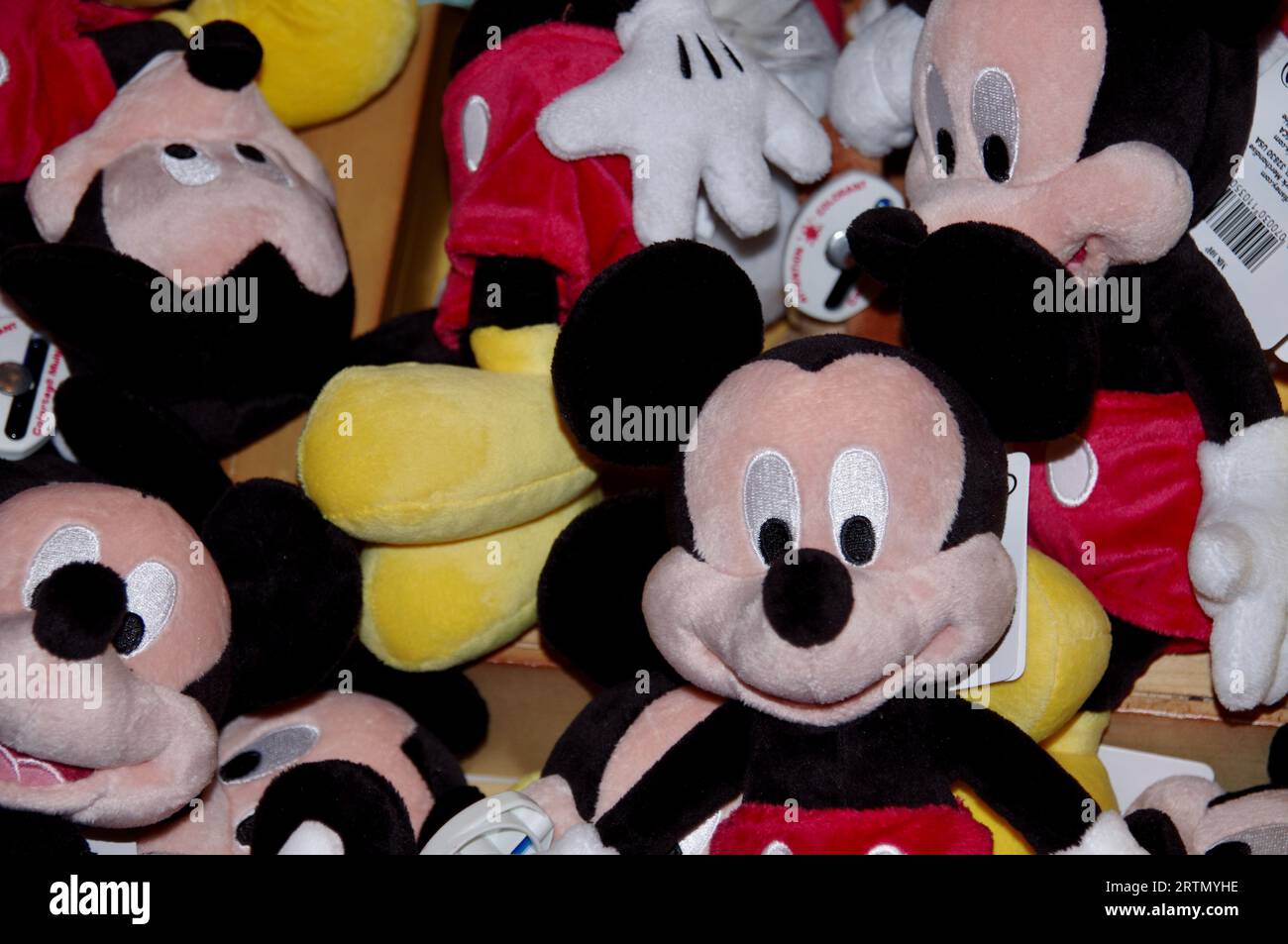 Micky y Minnie Mouse juguetes blandos en una tienda en Disney Village  florida Fotografía de stock - Alamy