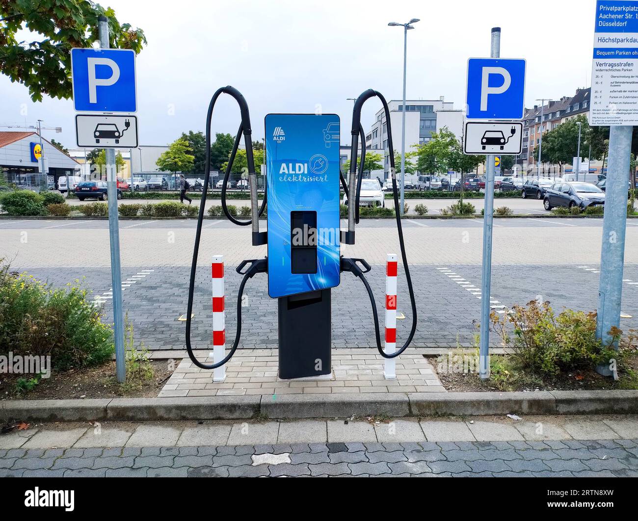 Düsseldorf 13.09.2023 Aldi Süd elektrisiert Parkplatz Kundenparkplatz Stromtankstelle Stromtanke Elektro-Autos Elektroauto E-Autos Strom Feinstaub Fahrverbot Stromnetz Strompreis E-Ladestation E-Auto Ladesäule Stromanbieter CO2 Stickoxide HPC Schnellladesäule Schnellladepunkte Schnellladepunkt Elektrotankstelle Elektrotanke Fahrverbote Stromausfall Stromsperre Stromkosten Strompreise Park Control Supermarkt Discounter Privatparkplatz Parkdauer Strafe Bussgeld Parken Auto KFZ Warnschild Hinweisschild Parkraum Vertragsstrafe private Parkfläche Parkordnung Parkplatzkontrolle Strafzettel Einkaufen Stock Photo