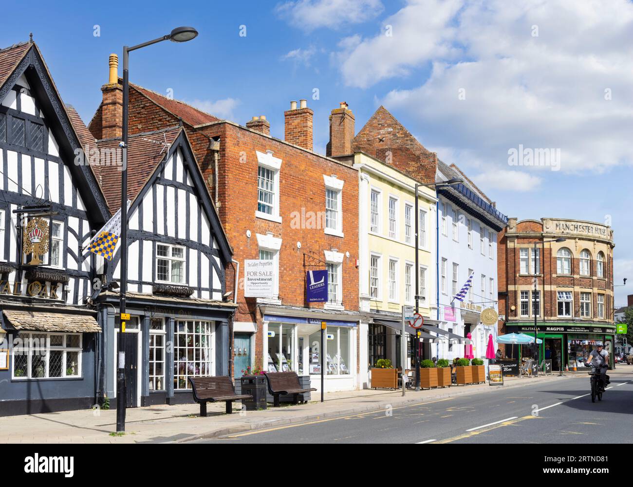 Evesham Vine street in Evesham town centre businesses shops and cafe in the market town of Evesham Worcestershire England UK GB Europe Stock Photo