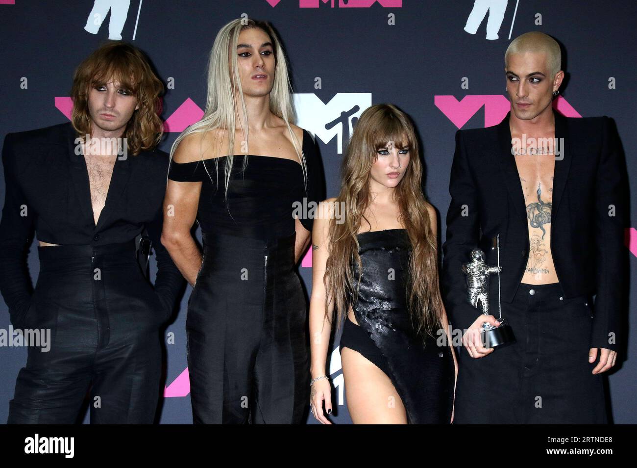 Thomas Raggi, Ethan Torchio, Damiano David und Victoria De Angelis von Maneskin bei der Verleihung der MTV Video Music Awards 2022 im Prudential Center. Newark, 12.09.2023 *** Thomas Raggi, Ethan Torchio, Damiano David and Victoria De Angelis of Maneskin at the 2022 MTV Video Music Awards at the Prudential Center Newark, 12 09 2023. Foto:xR.xWagnerx/xFuturexImagex vma 3930 Stock Photo