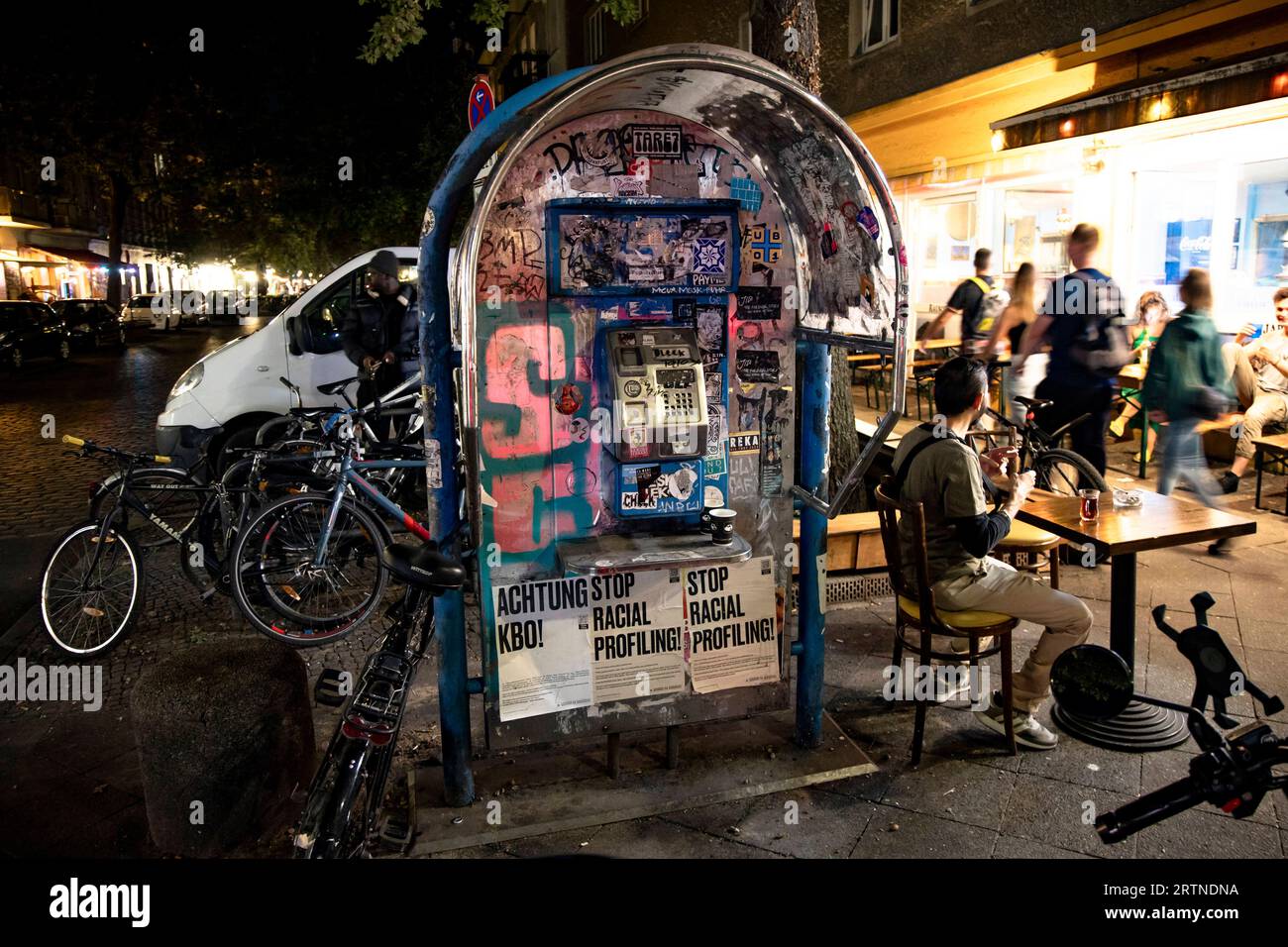 Stop Profiling Sign Plakate Achtung KBO und Stop racial profiling auf einer alten ...