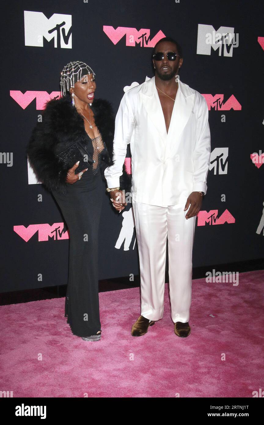 Sean Diddy Combs mit Mutter Janice Combs bei der Verleihung der MTV Video Music Awards 2022 im Prudential Center. Newark, 12.09.2023 *** Sean Diddy Combs with mother Janice Combs at the 2022 MTV Video Music Awards at the Prudential Center Newark, 12 09 2023. Foto:xR.xWagnerx/xFuturexImagex vma 3806 Stock Photo