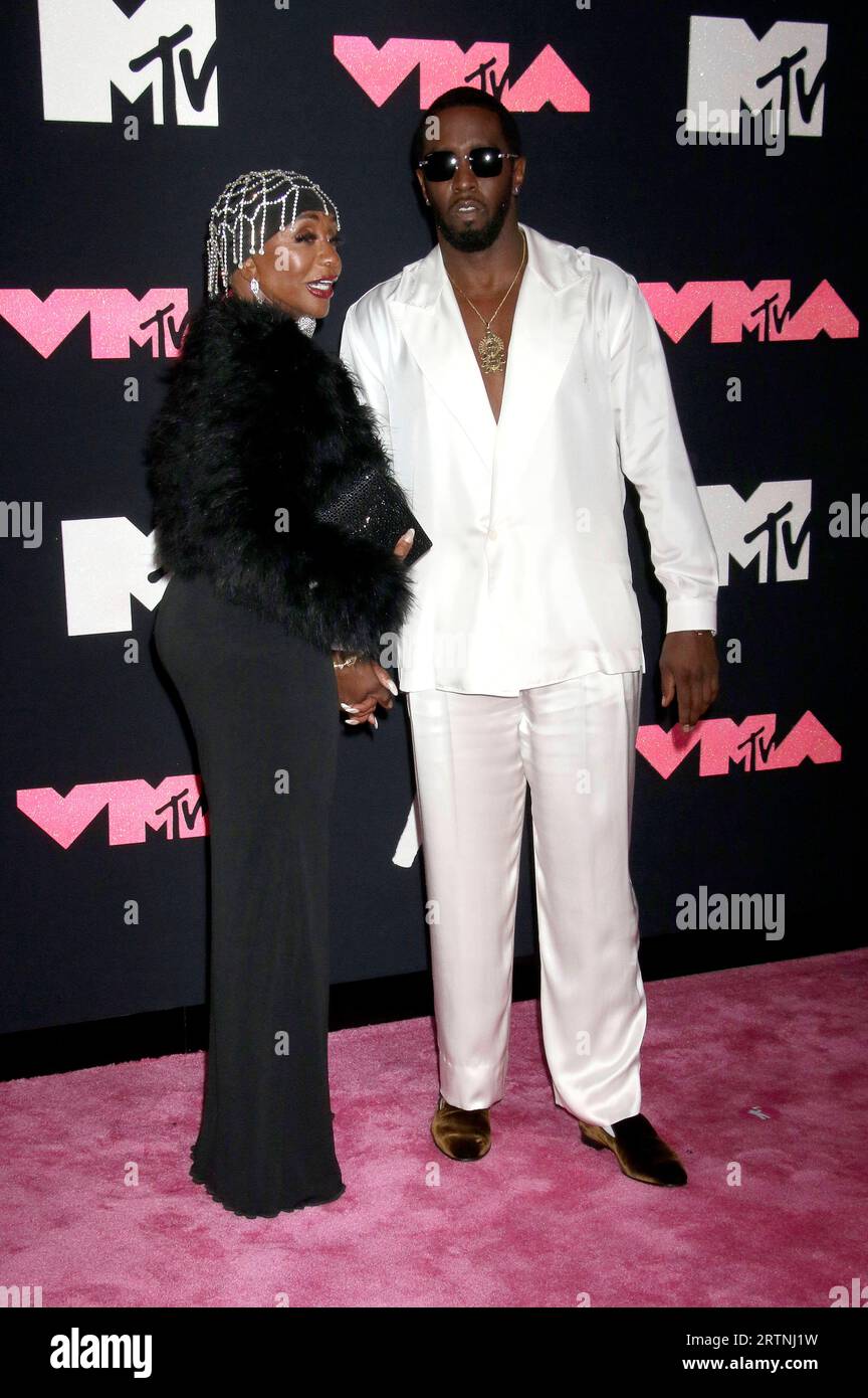 Sean Diddy Combs mit Mutter Janice Combs bei der Verleihung der MTV Video Music Awards 2022 im Prudential Center. Newark, 12.09.2023 *** Sean Diddy Combs with mother Janice Combs at the 2022 MTV Video Music Awards at the Prudential Center Newark, 12 09 2023. Foto:xR.xWagnerx/xFuturexImagex vma 3807 Stock Photo