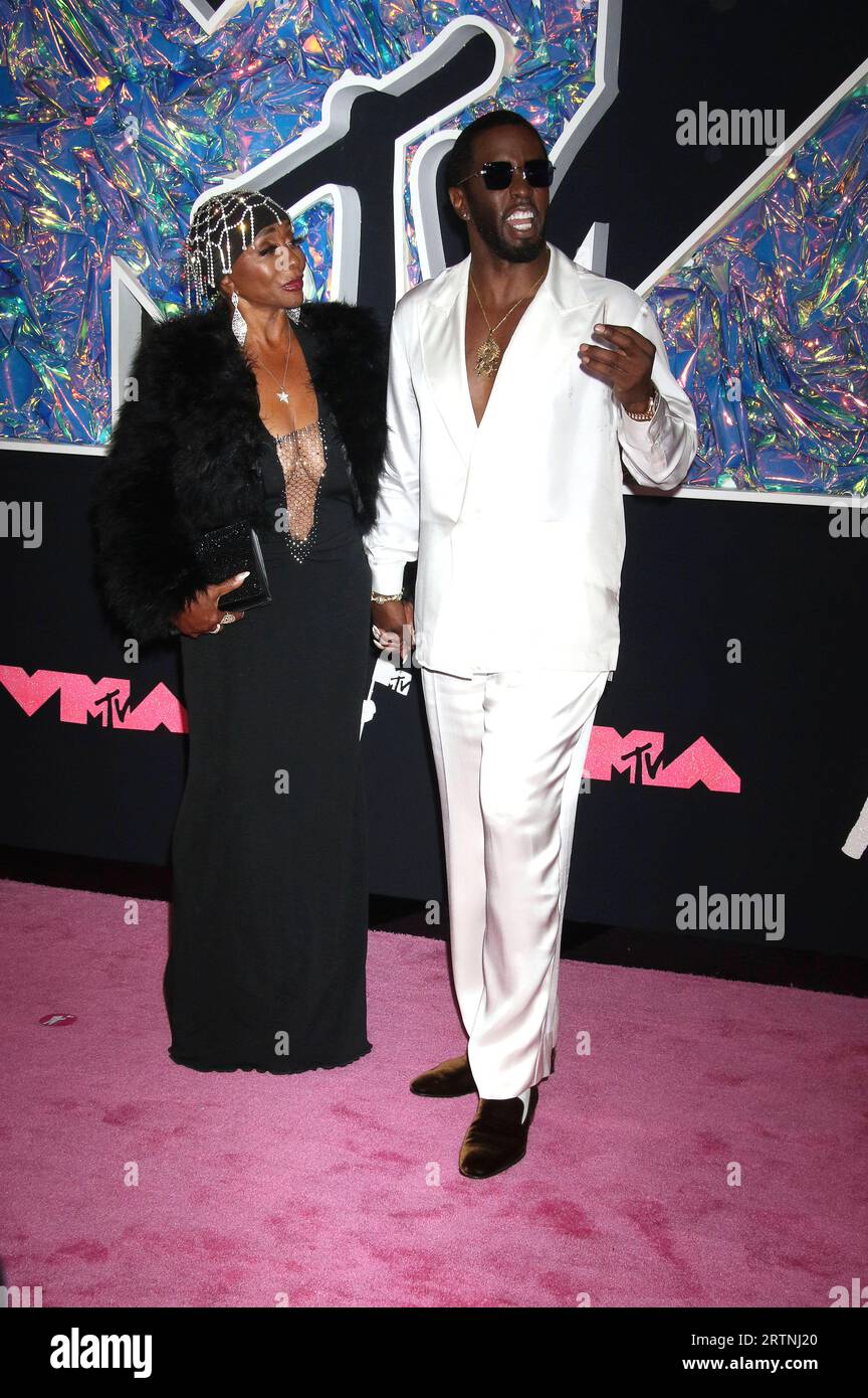 Sean Diddy Combs mit Mutter Janice Combs bei der Verleihung der MTV Video Music Awards 2022 im Prudential Center. Newark, 12.09.2023 *** Sean Diddy Combs with mother Janice Combs at the 2022 MTV Video Music Awards at the Prudential Center Newark, 12 09 2023. Foto:xR.xWagnerx/xFuturexImagex vma 3805 Stock Photo