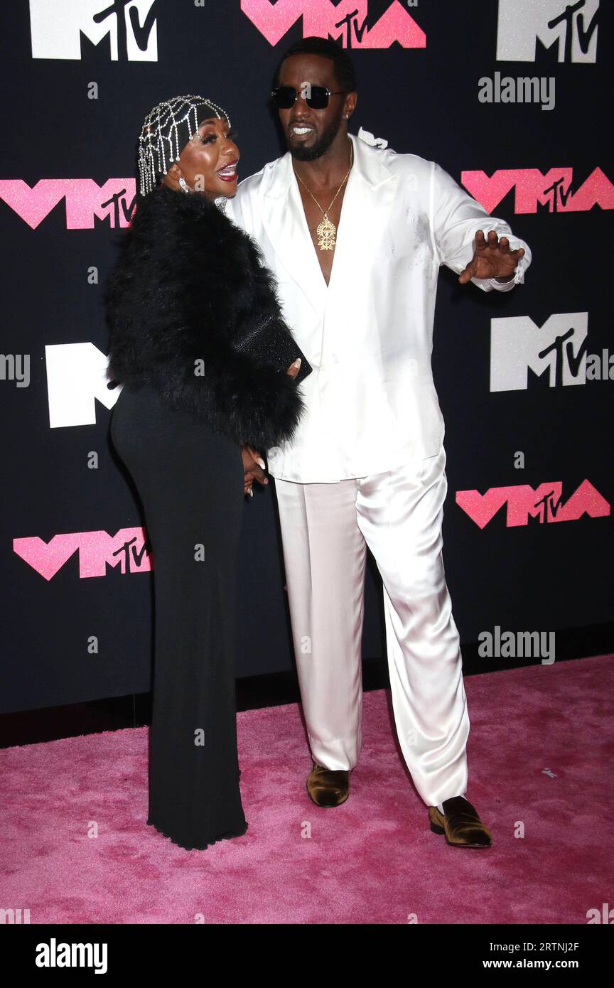 Sean Diddy Combs mit Mutter Janice Combs bei der Verleihung der MTV Video Music Awards 2022 im Prudential Center. Newark, 12.09.2023 *** Sean Diddy Combs with mother Janice Combs at the 2022 MTV Video Music Awards at the Prudential Center Newark, 12 09 2023. Foto:xR.xWagnerx/xFuturexImagex vma 3808 Stock Photo