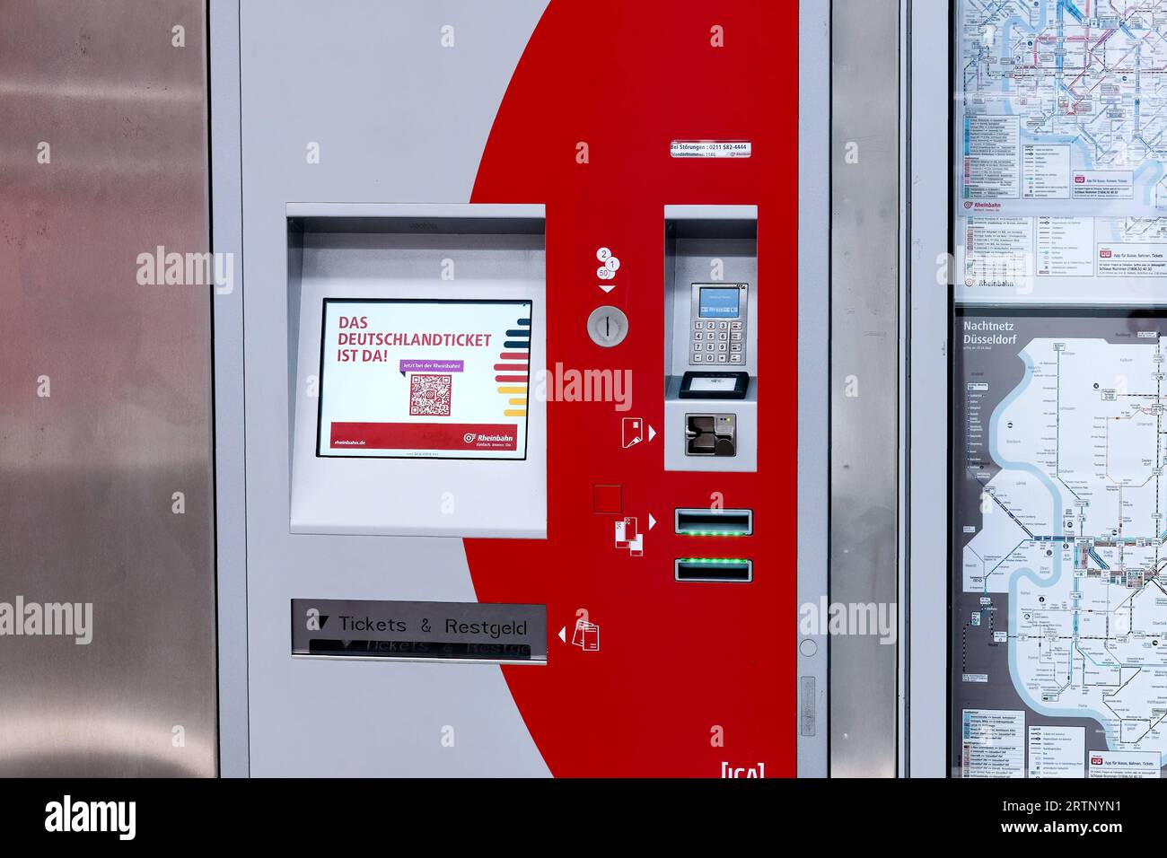 Düsseldorf 13.09.2023 Ticketautomat Ticket-Automat Fahrschein Fahrscheine Fahrkarte Fahrkarten Verkaufsautomat Nahverkehr ÖPNV VRR Rheinbahn Preiserhöhung Preise Bargeld Geld Geldscheine bargeldlos Kreditkarte EC-Karte Girocard Strassenbahn Tram U-Bahn Tarife Tarifzone Wabe Tarifwabe Pendler Homeoffice Abonnement Abo-Kunden Tickets 49-Euro-Ticket Inflation Bürgergeld Deutschlandticket Fahrscheinentwerter Tarifjungel Tarifdschungel Düsseldorf Nordrhein-Westfalen Deutschland *** Düsseldorf 13 09 2023 ticket vending machine ticket vending machine local transport ÖPNV VRR Rheinbahn price increase Stock Photo