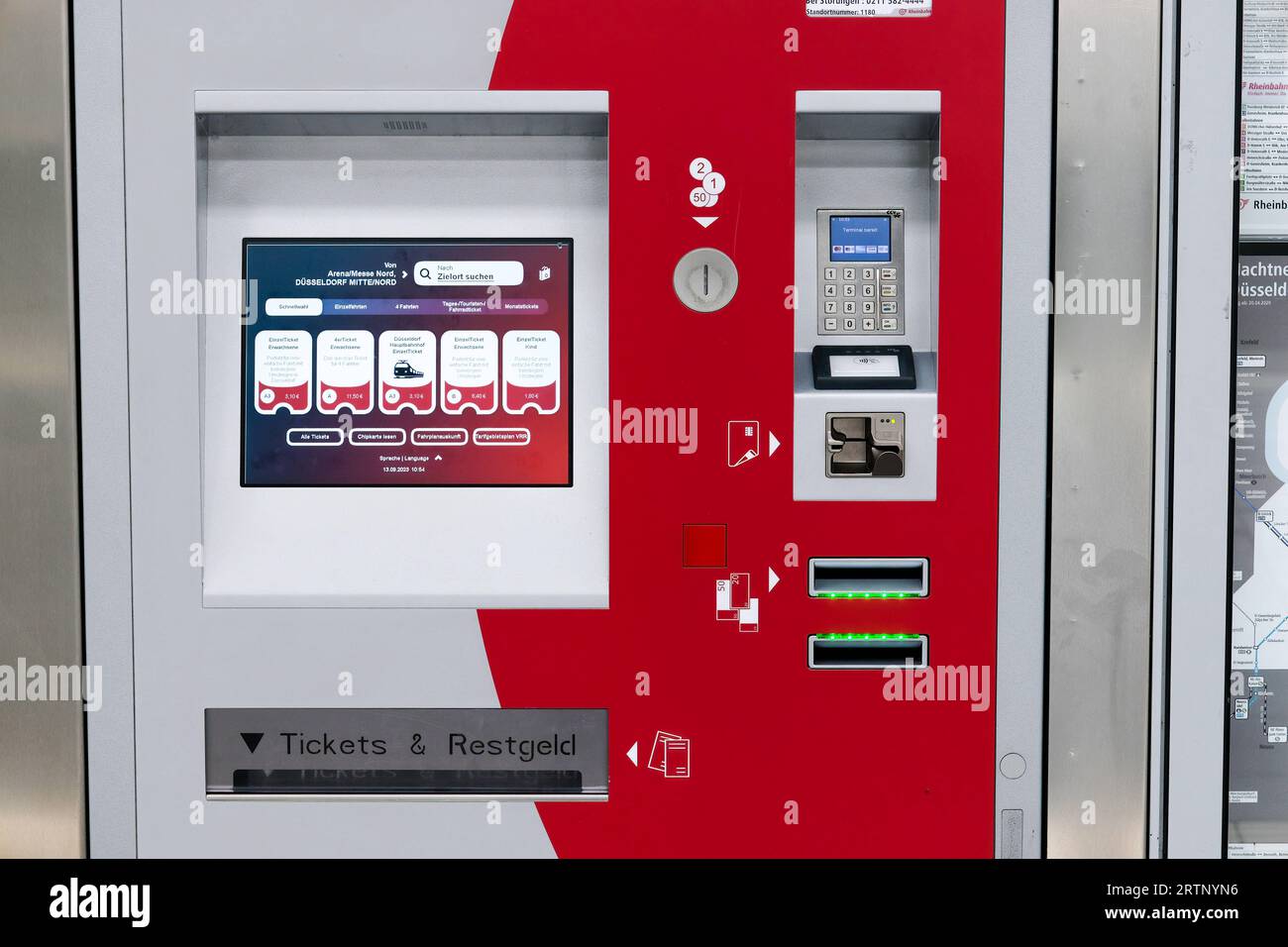 Düsseldorf 13.09.2023 Ticketautomat Ticket-Automat Fahrschein Fahrscheine Fahrkarte Fahrkarten Verkaufsautomat Nahverkehr ÖPNV VRR Rheinbahn Preiserhöhung Preise Bargeld Geld Geldscheine bargeldlos Kreditkarte EC-Karte Girocard Strassenbahn Tram U-Bahn Tarife Tarifzone Wabe Tarifwabe Pendler Homeoffice Abonnement Abo-Kunden Tickets 49-Euro-Ticket Inflation Bürgergeld Deutschlandticket Fahrscheinentwerter Tarifjungel Tarifdschungel Düsseldorf Nordrhein-Westfalen Deutschland *** Düsseldorf 13 09 2023 ticket vending machine ticket vending machine local transport ÖPNV VRR Rheinbahn price increase Stock Photo